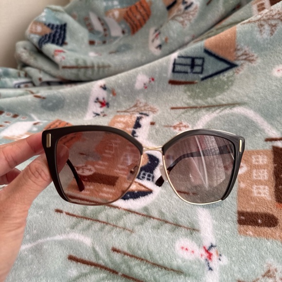 Prada sunglasses. - Picture 2 of 12